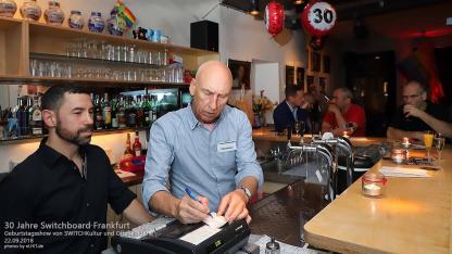 Das ehrenamtliche Bar-Team des Switchboards bei der Arbeit