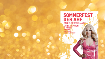 Goldener Hintergrund, Christy Moon im pinkfarbenen Kleid, roter Schriftzug
