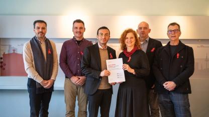 5 Personen halten unterzeichnete Vereinbarung 