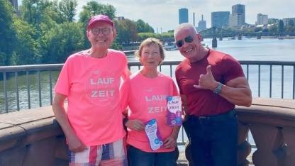 Personen l&auml;cheln in Kamera