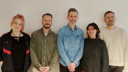 Personen l&auml;cheln in die Kamera