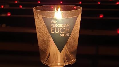 Kerze in Halter mit Aufdruck "Wir vergessen euch nicht"