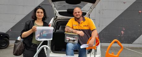 Hornbach Spende Zwei Personen vor einem Auto mit HAndwerksutensilien