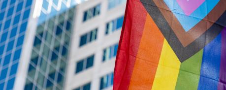 Hochhaus mit Progressive Pride Flagge