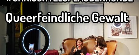 Chrischtls Plauderrunde Zwei Personen mit Mikro auf einer Couch sitzend