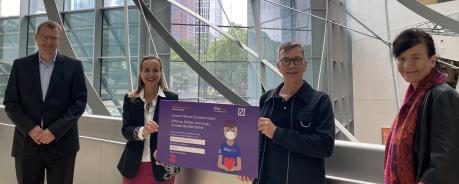 Deutsche Bank Spendet 80 000 Euro Aids Hilfe Frankfurt E V