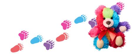 Bunter Teddybär mit gemalten, bunten Tatzen im Hintergrund