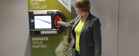 Spende Dein Leergut - Fraport Person vor Pfandautomat