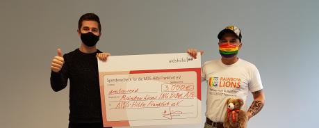 v.l.n.r.: Chris Gaa (Fundraising AHF) und Gérard Bodenseh (RainbowLions ING-DiBa) ING-DiBa 3000 Euro 22.10.2020_2