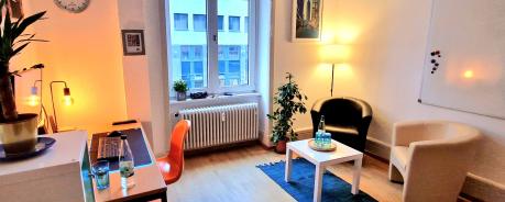 KISS_2023 Beratunsgzimmer mit zwei Sesseln und einem Schrei´btisch
