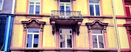 KISS Taunusstraße Gelbe Hausfassade mit parkenden Autos