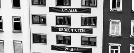 La Strada Gedenktag 2024 Häuserwand mit Spruchband in schwarzweiß