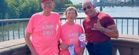 Personen l&auml;cheln in Kamera