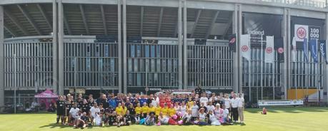 Liebe kennt keine Pause Fußballturnier Aufstellung aller Mannschaften vor dem Deutsche Bank Park