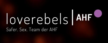 Love Rebels Dunkler Hintergrund mit weißer Schrift und lila Punkt