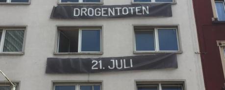Hausfassade mit Bannern "Wir trauern um alle Drogentoten 21. Juli Gedenken & Protest"