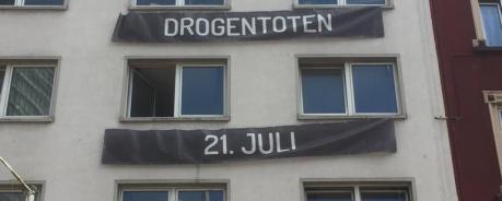 Drogengedentag 21. Juli Hausfassade mit Bannern "Wir trauern um alle Drogentoten 21. Juli Gedenken & Protest"