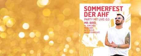 Mr. Biró Sommerfest AHF Goldener Hintergrund, Mr Biró und ein roter Schriftzug