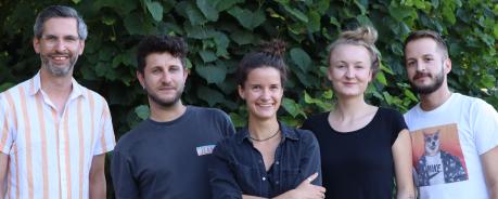 QuJu_Team lächelt in die Kamera