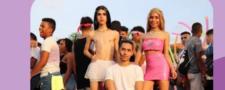 Queerdada Junge Menschen in bunter Kleidung