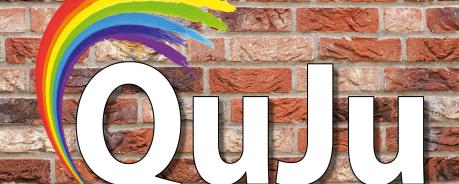 Regenbogen vor Tür und Hauswand