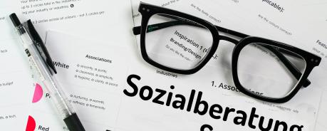 Renten- und Sozialberatung Brille mit AHF-Logo im Hintergrund