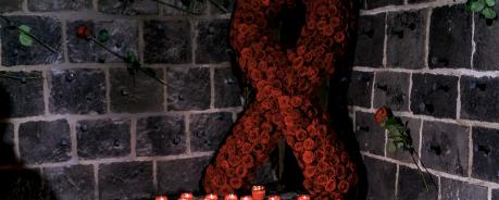 Solidaritätsschleife aus roten Rosen am AIDS-Memorial