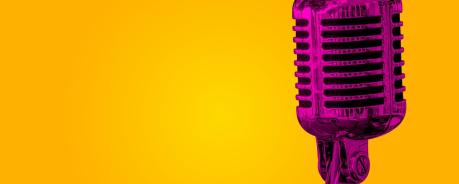 Gelber Hintergrund, Pinkmetallic Mikrofon