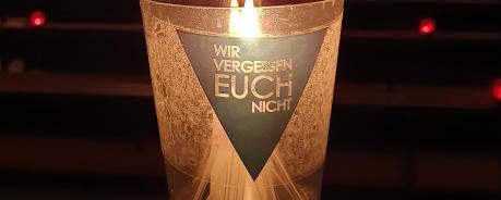 Kerze in Glas mit Schriftzug "Wir vergessen euch nicht"