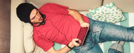 Person mit Notepad in der Hand