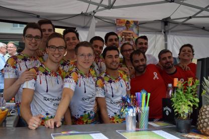 Die Regenbogen Crew mit einigen Fundraiser*innen auf dem Sommerfest der AHF 2018