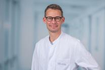 Priv.-Doz.med. Christoph Boesecke Person mit Brille und weißem Kittel - Priv.-Doz.med. Christoph Boesecke