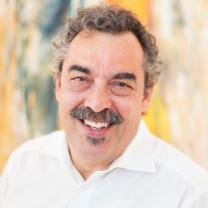 Lächelnde Person mit Bart - Dieter J.Brück