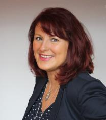 Person l&auml;chelt in Kamera