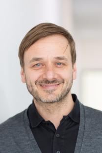 Person l&auml;chelt in Kamera