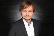 Person im Anzug lächelt