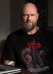 Jan Großer Person mit Bart und schwarzem T-Shirt - Jan Großer