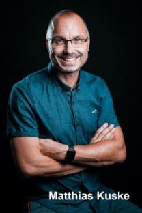 Person mit blauem Hemd und Brille