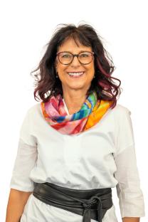 Lächelnde weiblich gelesene Person