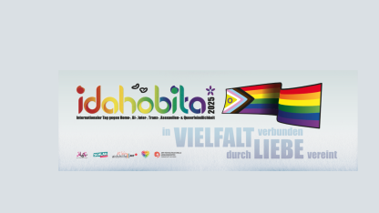 Buntes Bild mit mehreren Schriftzügen und Logos