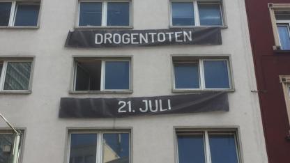 Hausfassade mit Bannern "Wir trauern um alle Drogentoten 21. Juli Gedenken & Protest"