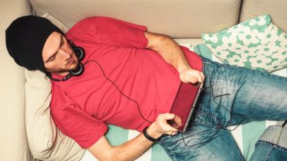 Person mit Notepad in der Hand